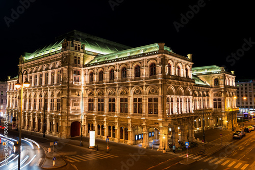 Wiener Staatsoper bei Nacht