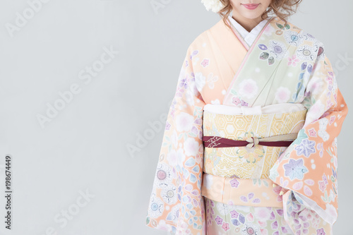 Foto 着物の若い日本人女性