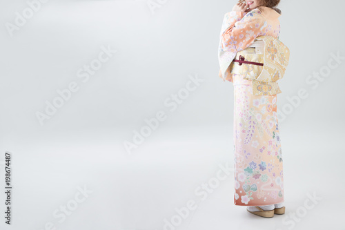 着物を着た若い日本人女性