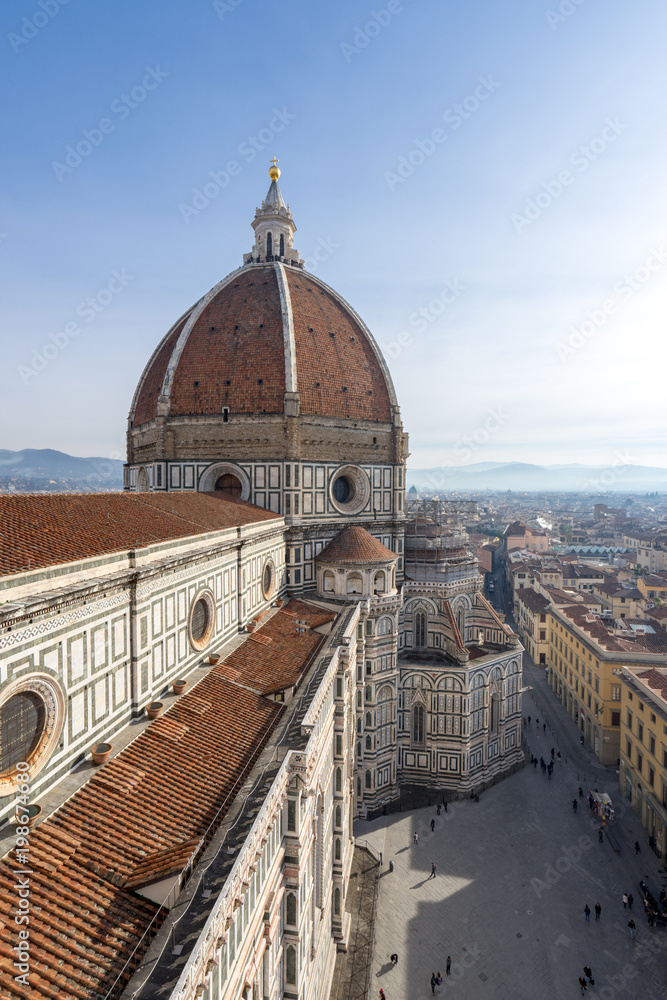 Obraz premium ジョットの鐘楼から見るサンタ・マリア・デル・フィオーレ大聖堂とフィレンツェの町並み