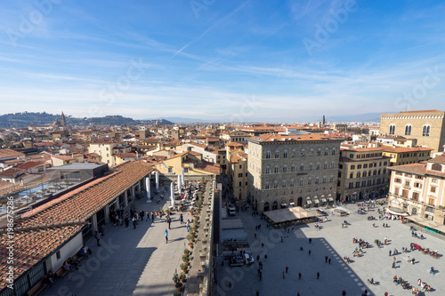 ヴェッキオ宮殿から見るフィレンツェ市街とウフィツィ美術館の風景