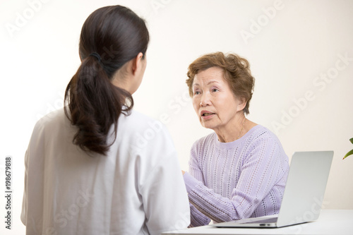 高齢者女性と病気