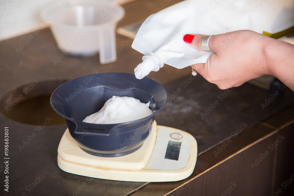 カラー剤を混ぜる美容師 Stock 写真 Adobe Stock