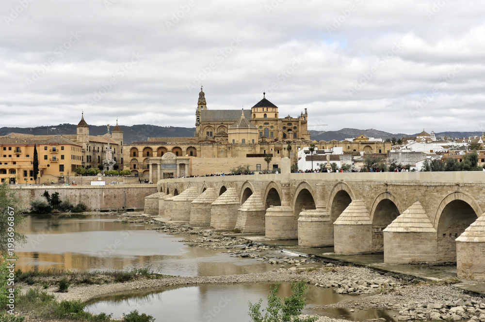 Puente Romano-Puente Viejo, Brücke über dem Rio Guadalquivir, hinten die Kathedrale von Cordoba, Cordoba, Andalusien, Spanien, Europa