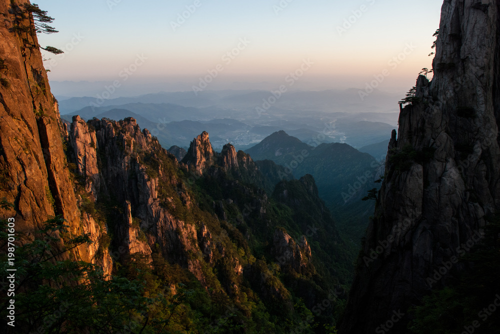 Beginning to believe peak view at dusk, Huangshan Mountains (Anhui, China)