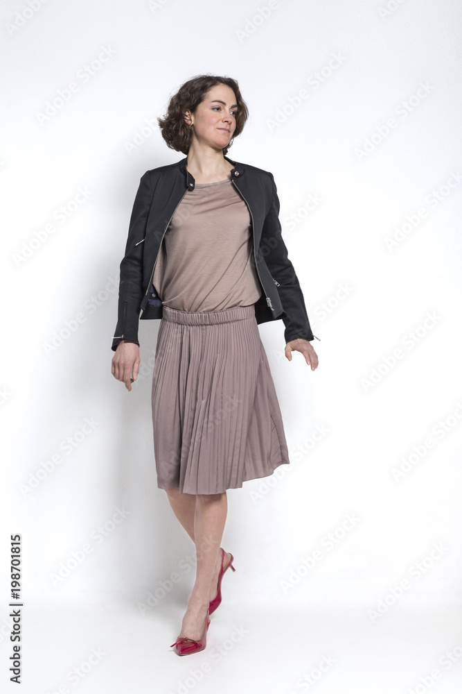 Herbstliches Fashionshooting vor weißem Hintergrund Herbstliches Fashionshooting vor weißem Hintergrund