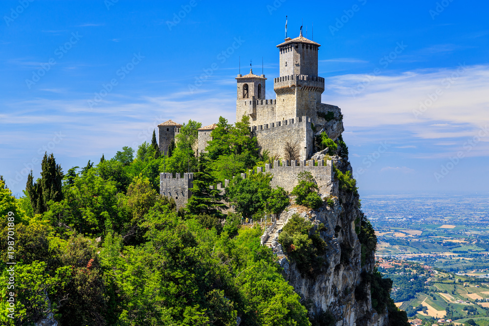 Naklejka premium San Marino Fortress jest najbardziej znaną atrakcją turystyczną San Marino. Malowniczy widok z góry Monte Titano.