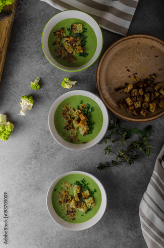 Green cauliflower soup