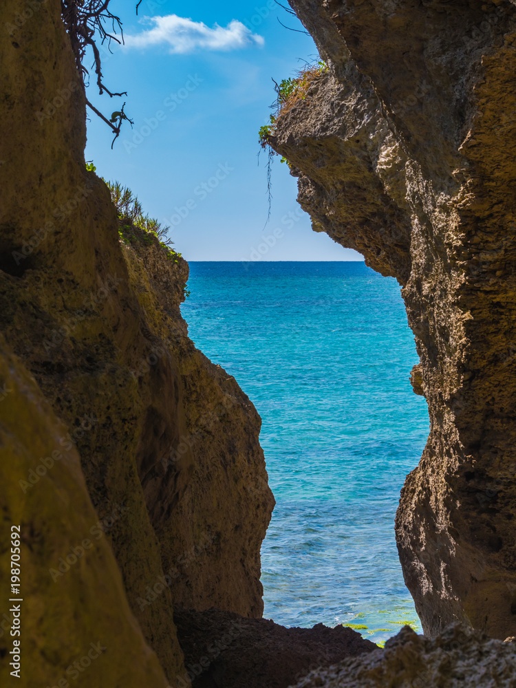 Fototapeta premium 沖縄 伊江島 ニャティヤ洞
