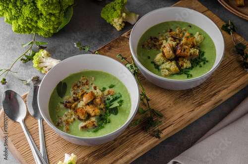 Green cauliflower soup