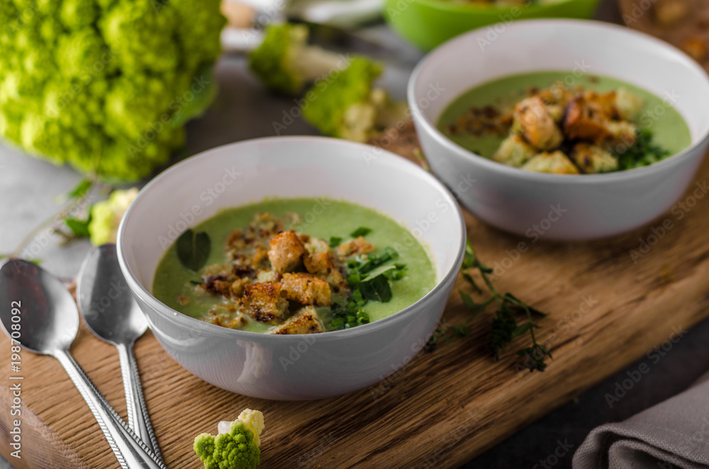 Green cauliflower soup