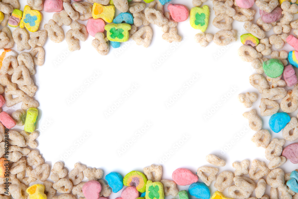 Φωτογραφία Frosted toasted oat cereal with fun shaped marshmallows on white background