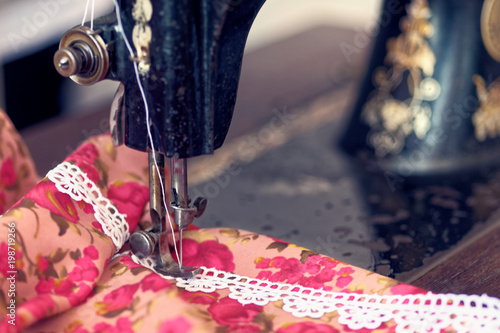 Foto Close up of vintage sewing machine. Retro style sewing.