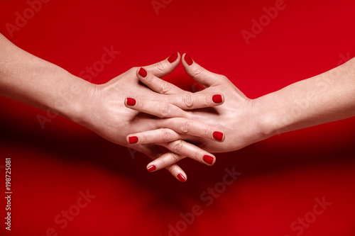 Femme main, fond rouge  photo