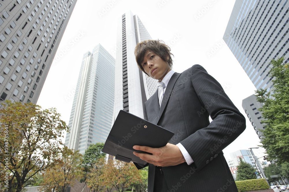 手帳にメモを取る若いビジネスマン