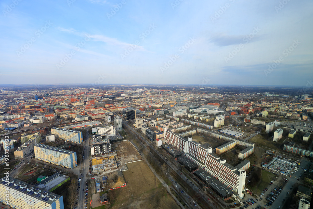 Panorama Wrocławia z linią horyzontu, widok z wieżowca Sky Tower.