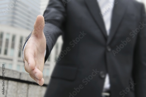 握手を求めるビジネスマンの手