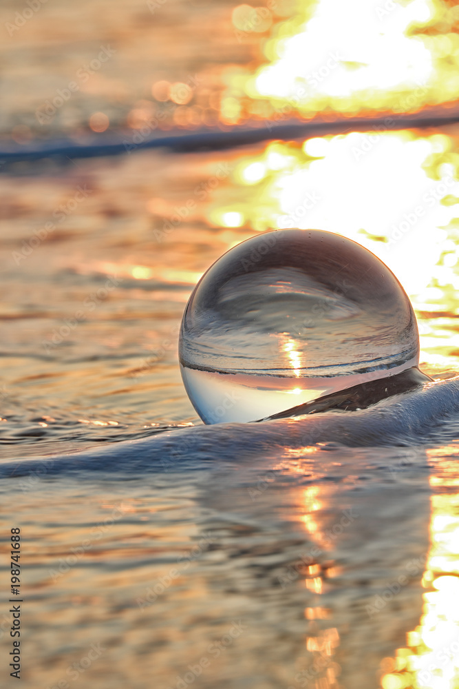 Arte attraverso la sfera di cristallo,tramonto bagnato. Arte attraverso la sfera di cristallo,tramonto bagnato.