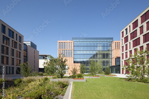 Justizzentrum Bochum mit bepflanztem Innenhof