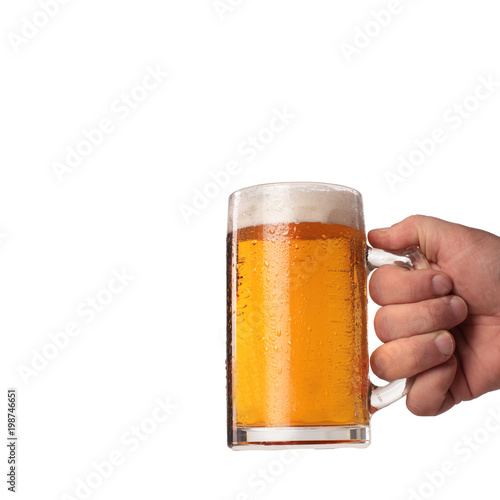 kufel piwa w ręku