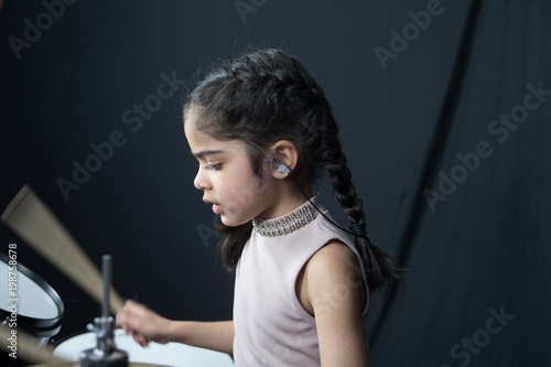 Fényképezés Girl practicing the drums