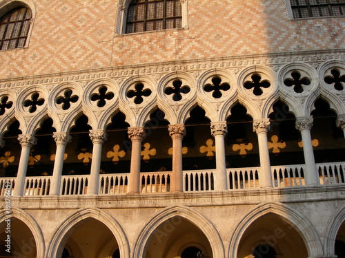 Wenecja, słońce tańczy na fasadzie Pałacu Dożów w spokojne popołudnie