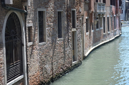 Jedna z wodnych uliczek w Wenecji