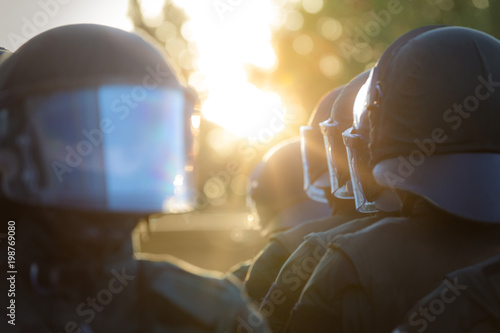 Polizei in Rüstung mit Gegenlicht photo