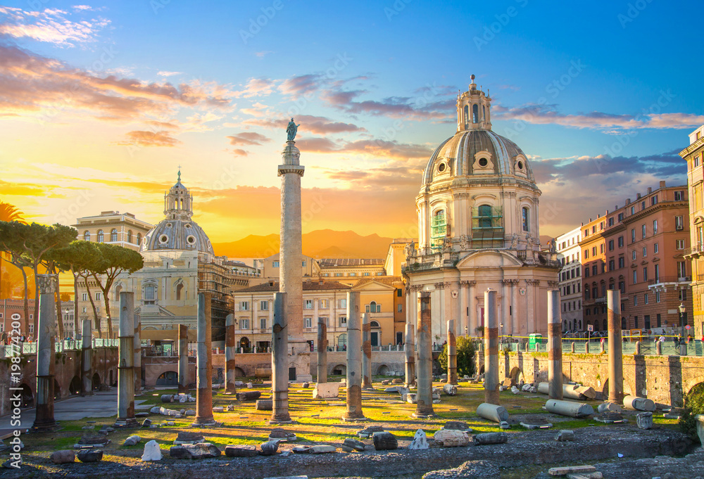 Naklejka premium Rzym, Włochy. Forum Trajana z ruinami ważnych zabytkowych budynków rządowych