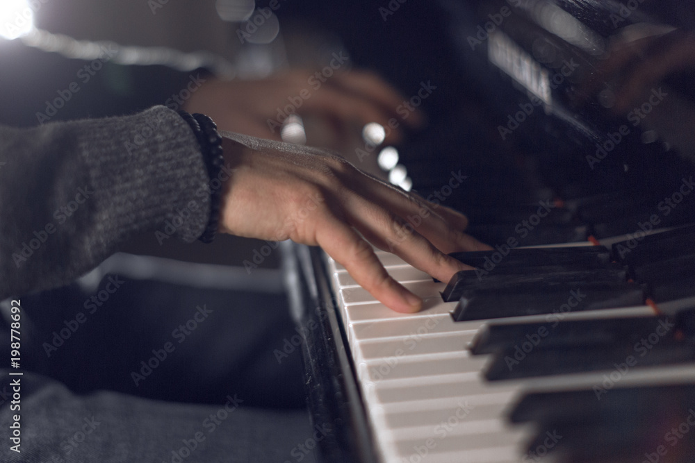 Obraz premium Hands of the pianist on the piano