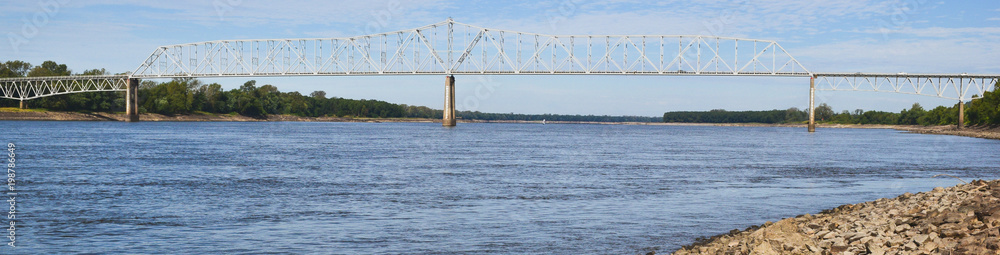 Fototapeta premium A picture of a long bridge reaching across Mississippi river