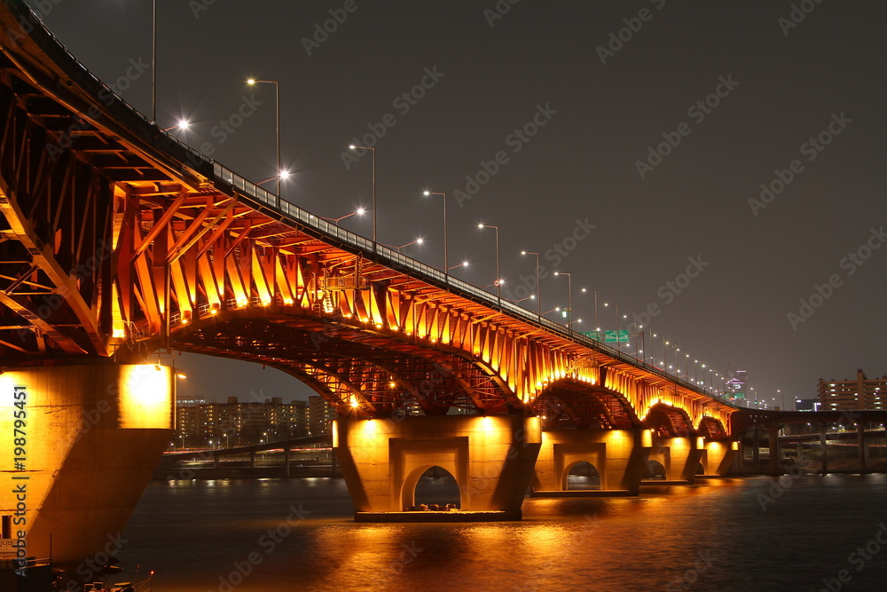 서울 한강의 성수대교 야경