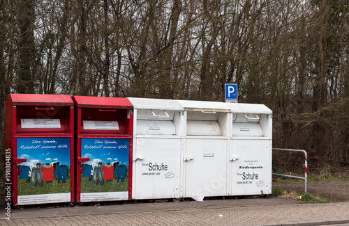 Obraz na płótnie Altkleidersammelbehälter w salonie