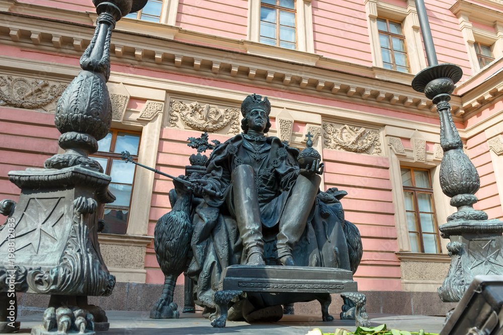Obraz premium RUSSIA, SAINT PETERSBURG - AUGUST 18, 2017: Monument to the Russian Emperor Paul I in the courtyard of the Mikhailovsky Castle