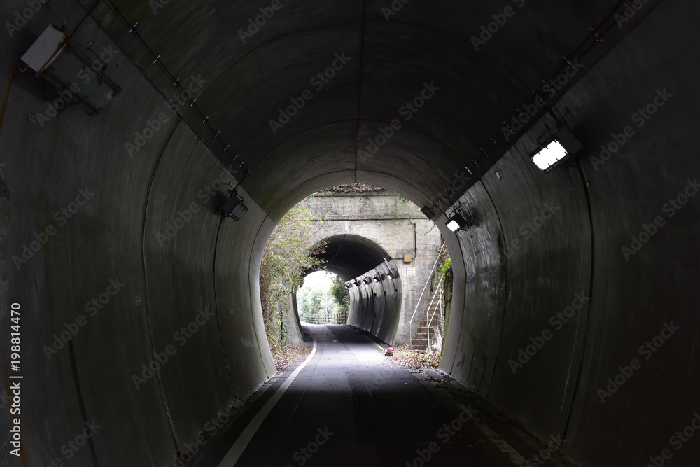 日本の線路跡のトンネル