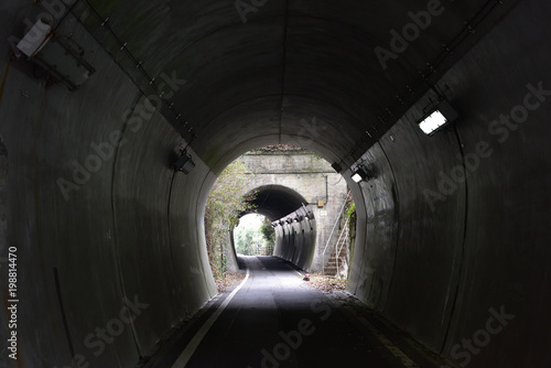 日本の線路跡のトンネル