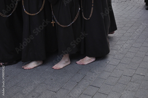 Nazarenos caminando descalzos