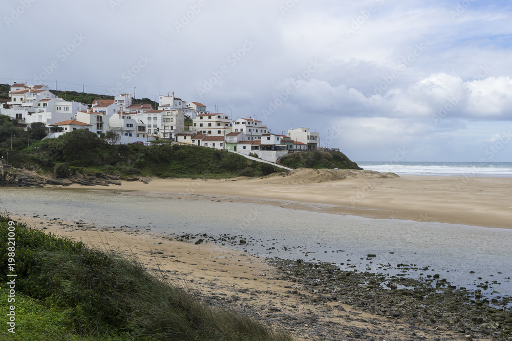 Praia de Odeceixe und die Flussmündung des Ribeira da Odeceixe, Odeceixe, Algarve, Distrikt Faro, Portugal, Europa