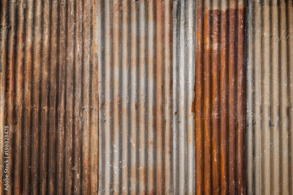 Rusty and corrugated iron metal construction site wall texture background with vignette. - obrazy, fototapety, plakaty 