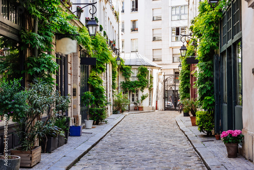 Cozy street in Paris, France © Ekaterina Belova