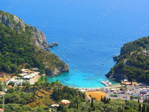Piękna plaża i łódź w Paleokastritsa, Corfu wyspa, Grecja