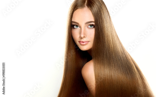 Piękna modelka z lśniącymi blond prostymi długimi włosami. Produkty do pielęgnacji i włosów.