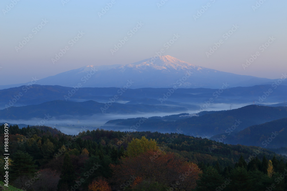 夜明けの鳥海山（眺海の森からの眺望）　Mt.Chokai at dawn / Sakata, Yamagata, Japan	