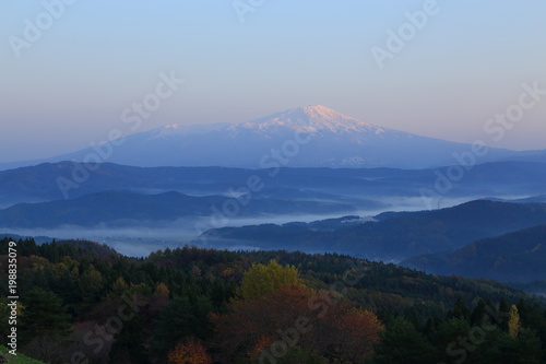 夜明けの鳥海山（眺海の森からの眺望）　Mt.Chokai at dawn / Sakata, Yamagata, Japan  © tera