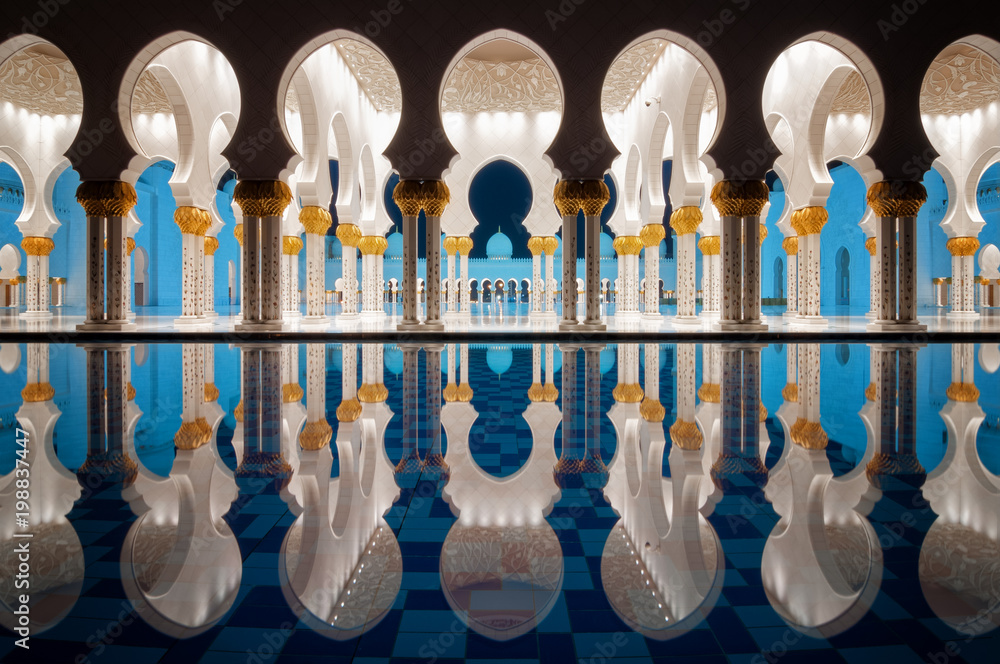 Naklejka premium Niesamowita nocna refleksja w Mosque, Abu Dhabi, Zjednoczone Emiraty Arabskie