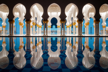 Fotobehang Abu Dhabi Witte moskee weerspiegeld in water  © marekkijevsky
