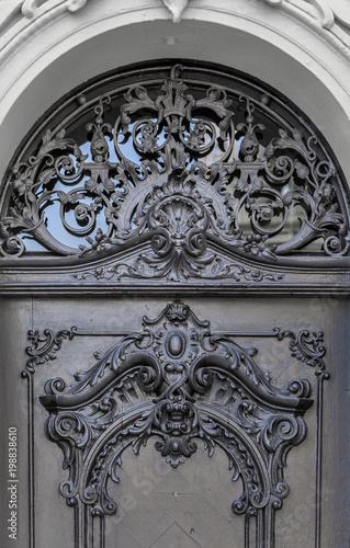 Alte Tür mit Holzornamenten inder  Augsburger Altstadt Detailaufnahme