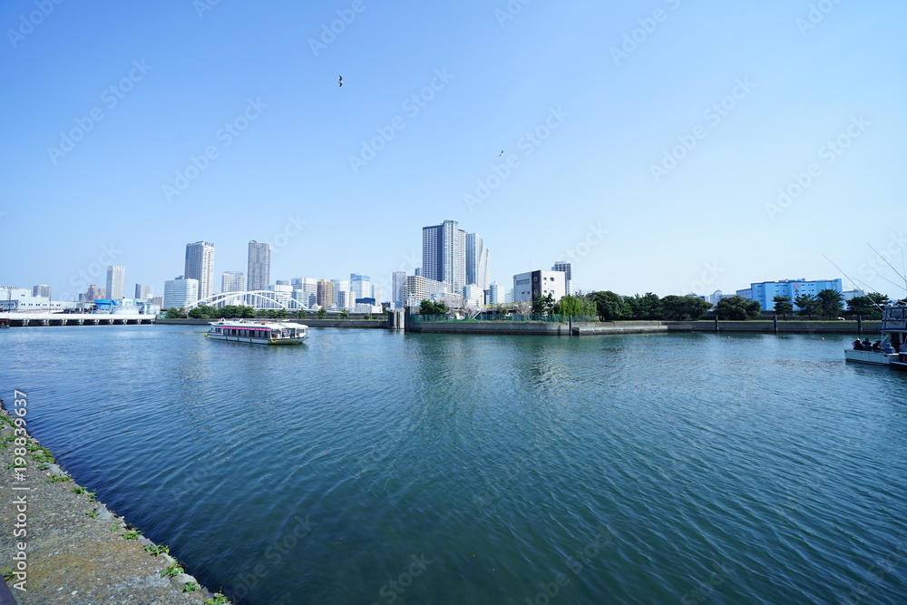東京の海とビル