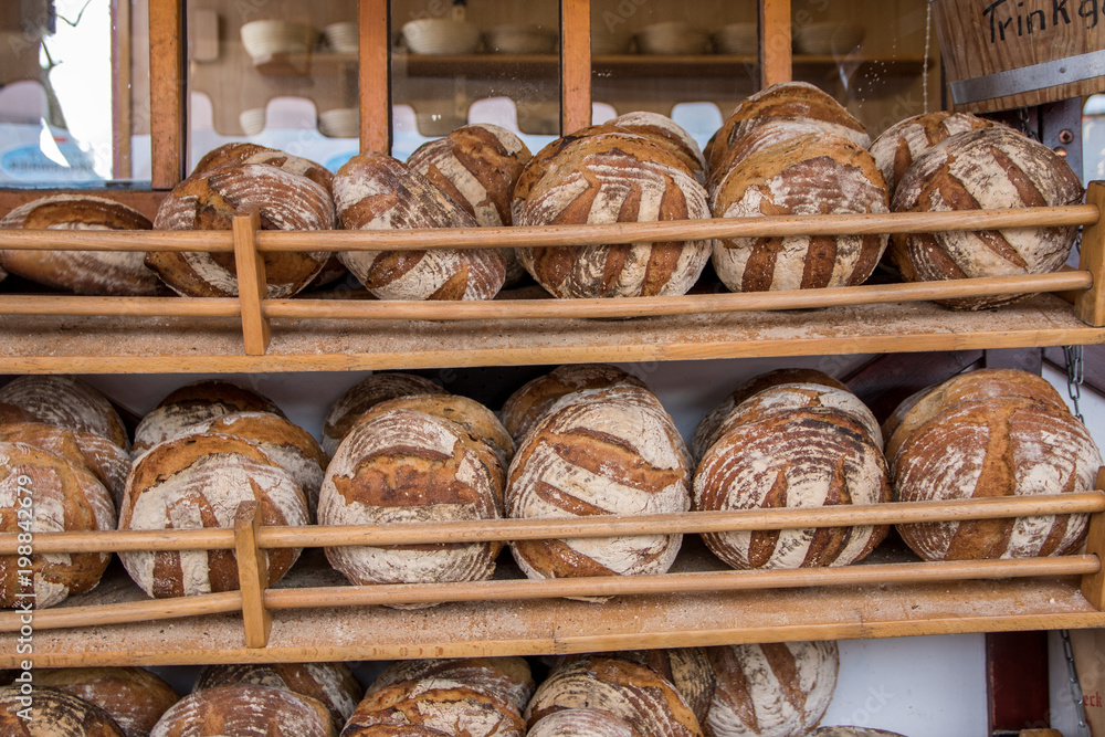 Schwarzbrot Brotlaibe, reihenförmig gelagert