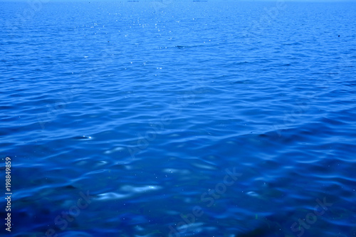 青い水面